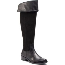 Muszkieterki CAPRICE - 9-25518-21 Black Comb 019. Czarne kozaki damskie Caprice, bez wzorów, z futra, bez obcasa, bez zapięcia. W wyprzedaży za 339.00 zł.