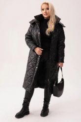 Pikowany czarny płaszcz z kapturem Valentina - komfort i elegancja na chłodne dni PLUS SIZE XXL. Czarne płaszcze damskie Moda Size Plus Iwanek, na zimę, plus size, bez wzorów, z materiału, eleganckie, bez kołnierzyka, z kapturem. W wyprzedaży za 379.90 zł.