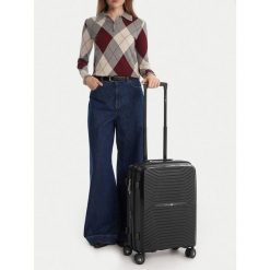 Walizka kabinowa Beverly Hills Polo Club. Czarne walizki damskie Beverly Hills Polo Club, bez wzorów. Za 299.99 zł.