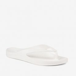 Damskie klapki Coqui. Białe klapki damskie Coqui, bez wzorów, sportowe, bez obcasa, bez zapięcia. Za 134.99 zł.