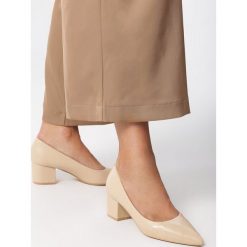 Beżowe Czółenka Commons. Brązowe czółenka damskie Born2be, bez wzorów, eleganckie, bez obcasa, na słupku, bez zapięcia. Za 69.99 zł.