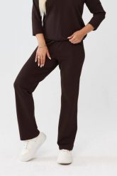 Czekoladowe spodnie Florina - prosta nogawka i kieszenie po bokach PLUS SIZE XXL OVERSIZE JESIEŃ. Brązowe spodnie materiałowe damskie Moda Size Plus Iwanek, na jesień, bez wzorów, z nylonu, biznesowe, plus size, krótkie. Za 189.90 zł.