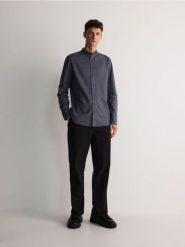 Koszula slim z bawełny oxford - granatowy. Niebieskie koszule męskie Reserved, l, bez wzorów, z bawełny, bez kołnierzyka, bez ramiączek. W wyprzedaży za 49.99 zł.