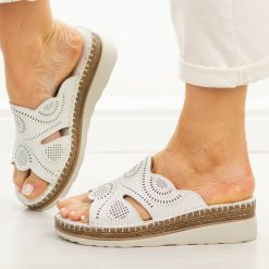 Białe skórzane klapki damskie na koturnie S.Barski 5915. Białe klapki damskie S.BARSKI, na lato, bez wzorów, z jeansu, casualowe, bez obcasa, na koturnie, bez zapięcia. Za 239.00 zł.