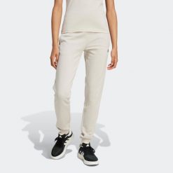 Spodnie dresowe damskie ADIDAS Gym & Pilates. Czarne spodnie dresowe damskie Adidas, bez wzorów, z bawełny, sportowe, na fitness i siłownię. Za 179.99 zł.