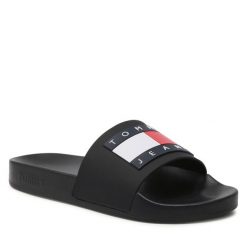Klapki Tommy Jeans. Czarne klapki damskie Tommy Jeans, bez wzorów, z jeansu, bez obcasa, bez zapięcia. Za 219.99 zł.