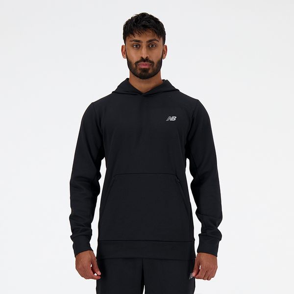 Bluza męska New Balance MT41139BK– czarna. Czarne bluzy męskie New Balance, m, bez wzorów, z materiału, z kapturem, na fitness i siłownię. Za 299.99 zł.