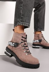 Ciemnobeżowe Sznurowane Botki na Grubej Podeszwie z Metaliczną Wstawką i Ozdobnym Paskiem z Napisem Aubryana. Brązowe botki damskie Renee, bez wzorów, bez obcasa, na płaskiej podeszwie, bez zapięcia. Za 144.99 zł.