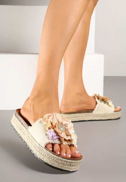 Beżowe Klapki na Plecionej Podeszwie z Ozdobną Aplikacją z Kwiatami Janilora. Brązowe klapki damskie Renee, na lato, z aplikacjami, eleganckie, z otwartym noskiem, bez obcasa, na płaskiej podeszwie, bez zapięcia. Za 79.99 zł.