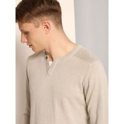 SWETER DŁUGI RĘKAW MĘSKI Z GUZIKIEM. Szare swetry męskie TOP SECRET, na jesień, l, bez wzorów, klasyczne, bez kołnierzyka, bez ramiączek. W wyprzedaży za 49.99 zł.