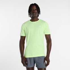 Koszulka męska New Balance MT61O0U4AFG – zielona. Zielone koszulki sportowe męskie New Balance, m, bez wzorów, z materiału, bez ramiączek, do biegania. Za 129.99 zł.