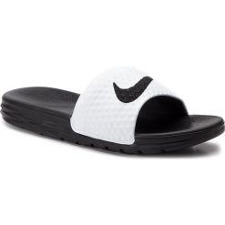 Klapki NIKE - Benassi Solarsoft 705474 100 White/Black. Białe klapki męskie Nike, bez wzorów, z materiału, bez zapięcia. W wyprzedaży za 109.00 zł.