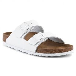 Klapki damskie Birkenstock Arizona. Białe klapki damskie Birkenstock, bez wzorów, z materiału, biznesowe, bez obcasa, bez zapięcia. Za 494.79 zł.