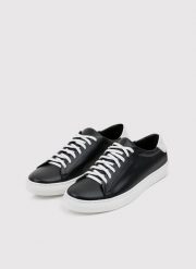 PAKO LORENTE – Skórzane czarne sneakersy męskie z białą wstawką. Białe buty sportowe męskie Pako Lorente, bez wzorów, ze skóry, bez zapięcia. Za 279.99 zł.