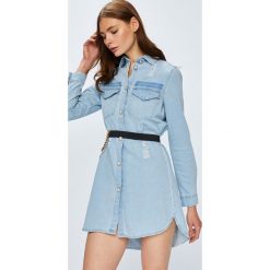 Guess Jeans - Sukienka. Niebieskie sukienki damskie Guess Jeans, na co dzień, s, z aplikacjami, z bawełny, casualowe, bez kołnierzyka, bez ramiączek, maxi, proste. W wyprzedaży za 439.90 zł.
