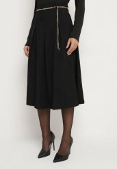 Czarna Rozkloszowana Spódnica z Wiskozą Ozdobiona Łańcuszkiem w Pasie Lilindrae. Czarne spódnice damskie Born2be, do pracy, xs, z aplikacjami, z wiskozy, biznesowe, midi, proste. Za 39.99 zł.