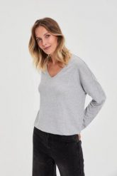 Sweter z dekoltem w serek szary. Szare swetry nierozpinane damskie MOODO, l, bez wzorów, z elastanu, bez kołnierzyka, bez ramiączek. Za 59.99 zł.