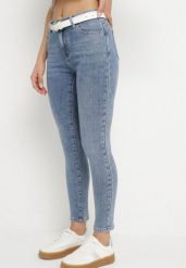 Niebieskie Jeansy o Dopasowanym Kroju z Regularnym Stanem Tolinndea. Niebieskie jeansy damskie Born2be, bez wzorów, z jeansu, eleganckie. Za 89.99 zł.
