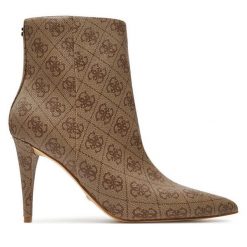 Botki Guess. Brązowe botki damskie Guess, z aplikacjami, bez obcasa, na szpilce, bez zapięcia. Za 759.99 zł.