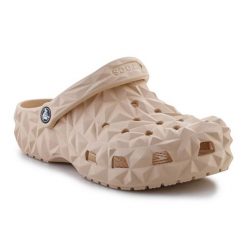 Klapki Crocs Classic Geometric Clog 209563-2DS beżowy. Brązowe klapki damskie bez wzorów, z materiału, eleganckie, bez obcasa, bez zapięcia. Za 374.47 zł.