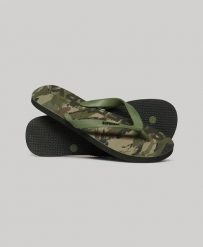 Superdry Klapki Logo z gumy – WOODLAND CAMO AOP. Zielone klapki damskie Superdry, bez wzorów, z gumy, bez zapięcia. Za 90.05 zł.
