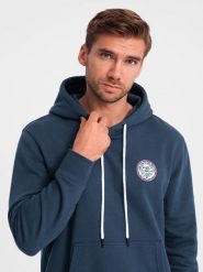 Męska dresowa bluza kangurka z kapturem i naszywką w stylu college – granatowa V2 OM-SSNZ-0144 - XXL. Niebieskie bluzy sportowe męskie Ombre Clothing, l, z aplikacjami, z bawełny, z kapturem. W wyprzedaży za 99.99 zł.