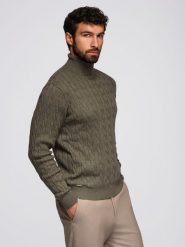 Sweter męski golf z warkoczowym splotem – oliwkowy V2 - Rozmiar: M. Zielone swetry męskie Ombre Clothing, m, bez wzorów, z bawełny, eleganckie, bez kołnierzyka, bez ramiączek. W wyprzedaży za 110.49 zł.