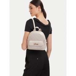 Plecak Guess. Białe plecaki damskie Guess, z aplikacjami. Za 324.99 zł.