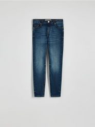 Jeansy slim fit ze średnim stanem - niebieski. Niebieskie jeansy damskie Reserved, bez wzorów, z bawełny. Za 99.99 zł.