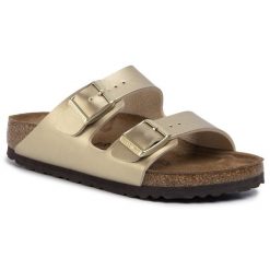 Klapki Birkenstock. Żółte klapki damskie Birkenstock, bez wzorów, bez obcasa, bez zapięcia. Za 399.99 zł.