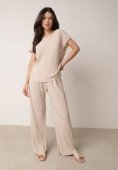 Beżowe Szerokie Spodnie z Wysokim Stanem ze Zwiewnej Tkaniny z Plisami Galiris. Brązowe spodnie materiałowe damskie Born2be, bez wzorów, z jeansu, biznesowe, z podwyższonym stanem, długie. Za 59.99 zł.