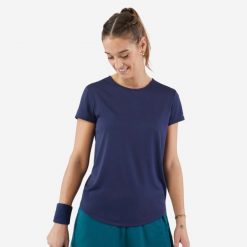 Koszulka do tenisa z okrągłym dekoltem damska Artengo Dry Essential 100. Niebieskie bluzki damskie KUIKMA, l, bez wzorów, z materiału, eleganckie, bez kołnierzyka, bez ramiączek. Za 39.99 zł.