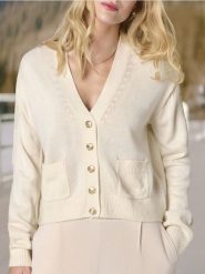 Sweter - kremowy. Białe swetry nierozpinane damskie Sinsay, l, bez wzorów, bez kołnierzyka, bez ramiączek. W wyprzedaży za 27.99 zł.