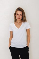 T-SHIRT KLARA BIAŁY M - Flawless. Białe t-shirty damskie Flawless, m, bez wzorów, z bawełny, klasyczne, bez kołnierzyka, bez ramiączek. Za 189.00 zł.