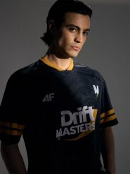 4F Koszulka szybkoschnąca uniseks 4F x Drift Masters - czarne L/XL. Czarne koszulki sportowe męskie 4F, l, bez wzorów, z dzianiny, bez kołnierzyka, bez ramiączek. Za 199.99 zł.