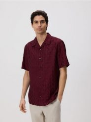 Koszula regular z lyocellem - bordowy. Czerwone koszule męskie Reserved, l, bez wzorów, z lyocellu, bez kołnierzyka, bez ramiączek. Za 129.99 zł.