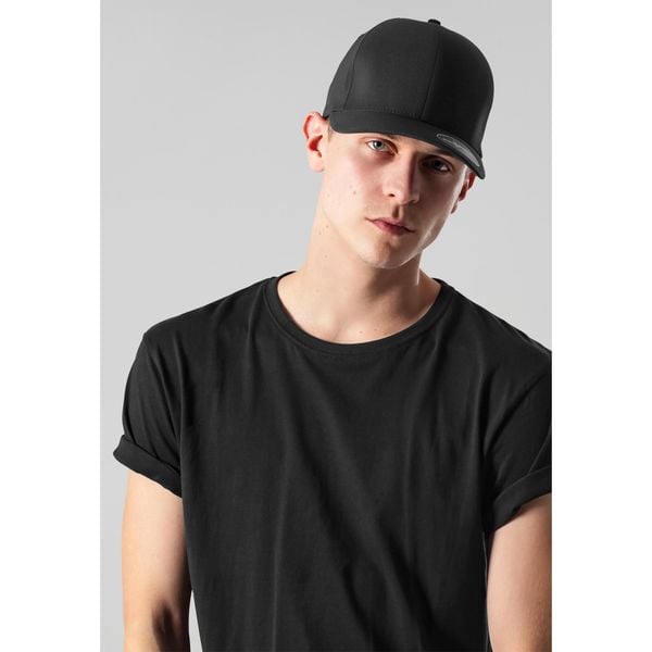 Czapka Flexfit delta. Czarne czapki damskie FLEXFIT, bez wzorów, sportowe. Za 164.00 zł.