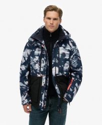 Superdry Kurtka narciarska Ultimate Freestyle — 20k wodoodporna, relaxed fit. Brązowe kurtki sportowe damskie Superdry, xl, bez wzorów, z nylonu, bez ramiączek, bez kaptura, narciarskie. Za 1,290.85 zł.