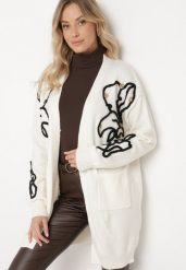 Jasnobeżowy Nierozpinany Kardigan Ozdobiony Cekinami i Kieszeniami Firiyana. Brązowe kardigany damskie Born2be, uniwersalny, z aplikacjami, z jeansu, eleganckie, bez kołnierzyka. Za 149.99 zł.
