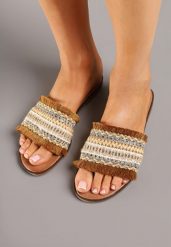 Brązowe Klapki w Stylu Boho z Frędzlami i Cyrkoniami Banissa. Brązowe klapki damskie Born2be, bez wzorów, boho, bez obcasa, na płaskiej podeszwie, bez zapięcia. W wyprzedaży za 74.99 zł.