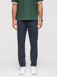Męskie jednolite spodnie chino REGULAR FIT – granatowe V4 - Rozmiar: S. Niebieskie spodnie materiałowe męskie Ombre Clothing, z aplikacjami, z bawełny. W wyprzedaży za 237.99 zł.