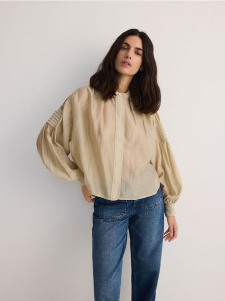 Wiskozowa koszula z marszczeniem - musztardowy. Koszule damskie Reserved, l, bez wzorów, z wiskozy, bez kołnierzyka, bez ramiączek. W wyprzedaży za 59.99 zł.