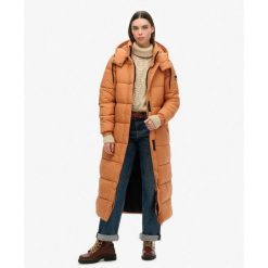 Długi płaszcz pikowany z ripstopu. Brązowe płaszcze damskie Superdry, bez wzorów, eleganckie, bez kołnierzyka, bez kaptura. W wyprzedaży za 473.80 zł.