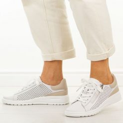 Białe skórzane półbuty damskie Cambell 19403. Białe półbuty damskie Cambell, na jesień, w ażurowe wzory, z jeansu, casualowe, bez obcasa, na płaskiej podeszwie, bez zapięcia. Za 239.00 zł.