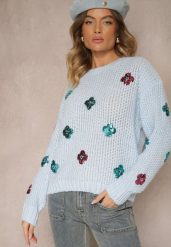 Jasnoniebieski Sweter z Wiskozą Zdobiony Cekinowymi Aplikacjami z Kwiatami Edalora. Niebieskie swetry nierozpinane damskie Renee, l, z aplikacjami, z jeansu, casualowe, bez kołnierzyka, bez ramiączek. Za 84.99 zł.