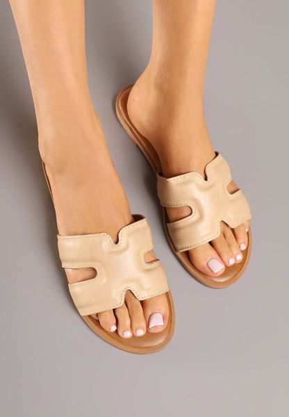 Beżowe Klapki Basic z Wycięciami Varauri. Brązowe klapki damskie Renee, na lato, bez wzorów, z jeansu, eleganckie, bez obcasa, na płaskiej podeszwie, bez zapięcia. Za 89.99 zł.