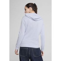Damska bluza z kapturem z logo No.1 ESS PUMA Cool Weather Blue. Niebieskie bluzy damskie Puma, s, bez wzorów, sportowe, bez ramiączek, z kapturem. W wyprzedaży za 104.00 zł.