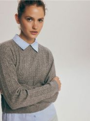Sweter z koszulowymi elementami - szary. Szare swetry nierozpinane damskie Reserved, l, bez wzorów, z dzianiny, bez kołnierzyka, bez ramiączek. W wyprzedaży za 79.99 zł.