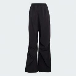 Płócienne spodnie City Tech Parachute. Czarne spodnie dresowe damskie Adidas, bez wzorów, sportowe, długie. Za 259.00 zł.