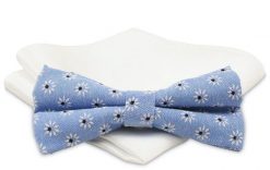 Błękitna Mucha Męska w Kwiaty -ALTIES- z Białą Poszetką, Matowa, Motyw Florystyczny. Niebieskie krawaty i muchy Alties, bez wzorów, eleganckie. Za 54.00 zł.
